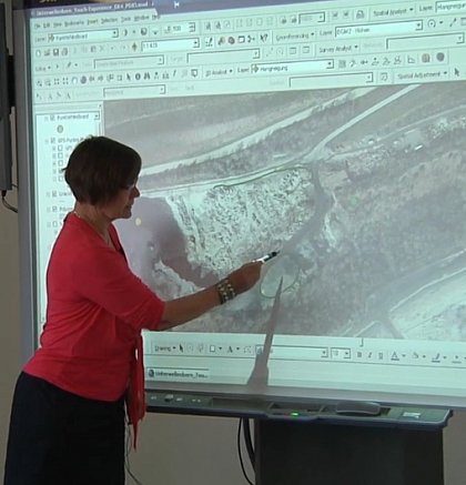 Frau Prof. Cornelia Gläßer erprobt den kombinierten Einsatz von Smartboard und Multitouch-Surface in ihrem Seminar „Angewandte Geofernerkundung“.