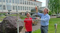 Gerd Schmidt und Detlef Thürkow am Ultraschall-Windmesser der Klimastation im Geologischen Garten. Der moderne Windmesser kommt heute ohne ein mechanisches Windrädchen aus. (Foto: Michael Deutsch)