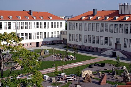 Standort des Instituts mit den Gebäuden der Geographie (rechts) und der Geologie, im Vordergrund der Geologische Garten. 
Foto: Dr. J. Erfurt (Sept. 2005)