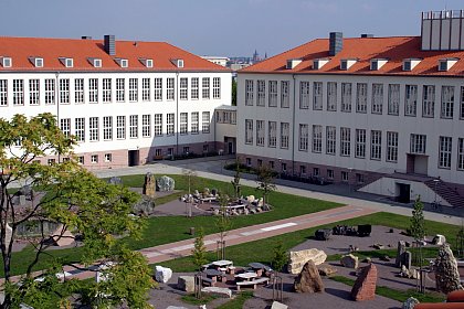 Standort des Instituts mit den Gebuden der Geographie (rechts) und der Geologie, im Vordergrund der Geologische Garten. 
Foto: Dr. J. Erfurt (Sept. 2005)