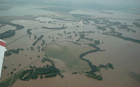 Schrgluftbild der Hochwassersituation vom 15.08.2002 im Raum Bitterfeld, Quelle: Prof. Dr. C. Gler