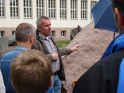 Dr. Thomas J. Degen whrend einer Fhrung durch den Geologischen Garten